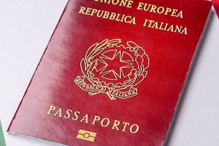 Saiba como funciona a renovação de passaporte italiano: documentos necessários, AIRE, agendamento pelo Prenot@mi e prazos recomendados.