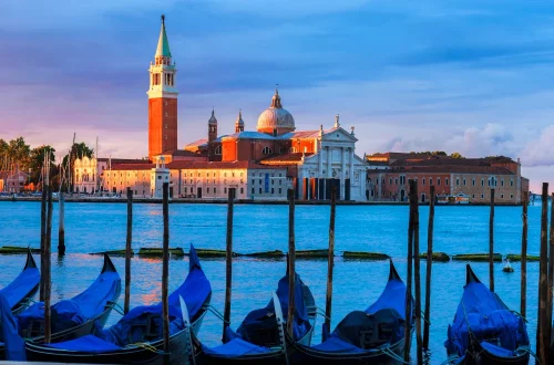 Conheça a história das repúblicas marítimas italianas — Veneza, Gênova, Pisa e Amalfi — e como moldaram o comércio, o direito e a Europa medieval.
