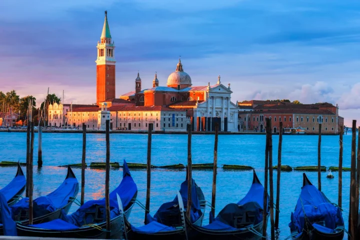 Conheça a história das repúblicas marítimas italianas — Veneza, Gênova, Pisa e Amalfi — e como moldaram o comércio, o direito e a Europa medieval.