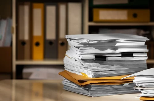 Saiba realizar a retificação de certidões para cidadania, como funciona o processo administrativo e judicial e o passo a passo para corrigir erros.