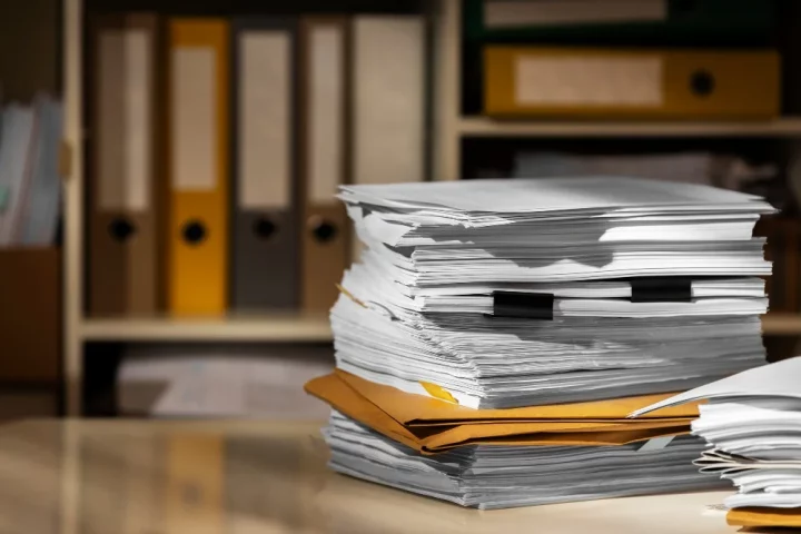 Saiba realizar a retificação de certidões para cidadania, como funciona o processo administrativo e judicial e o passo a passo para corrigir erros.