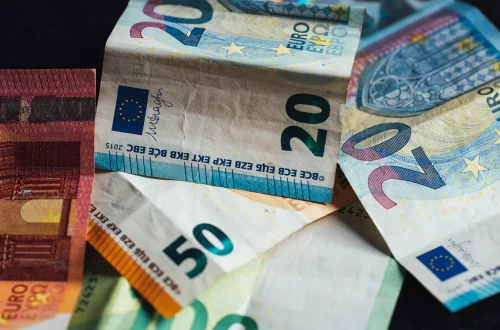 Salário mínimo na Itália: Foto de notas de euro de diferentes valores sobre uma mesa