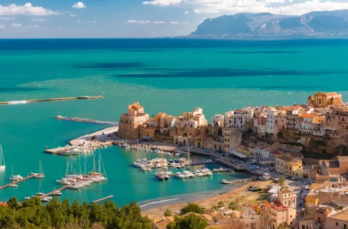 A Sardenha é Blue Zone, paraíso natural e tesouro cultural. Descubra por que a ilha italiana fascina pelo litoral, pela longevidade e pela história milenar.