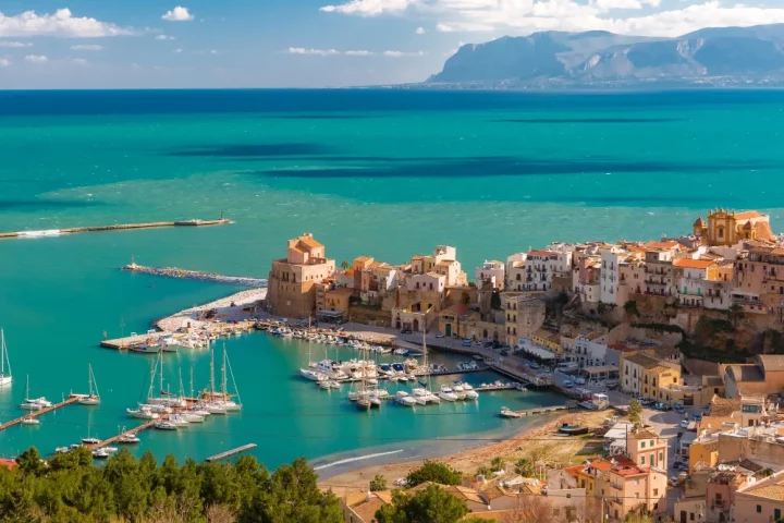 A Sardenha é Blue Zone, paraíso natural e tesouro cultural. Descubra por que a ilha italiana fascina pelo litoral, pela longevidade e pela história milenar.