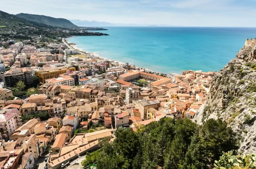 Como a Sicília encanta viajantes e descendentes de italianos: Foto da comuna de Cefalù, mostrando a vista da cidade e do oceano