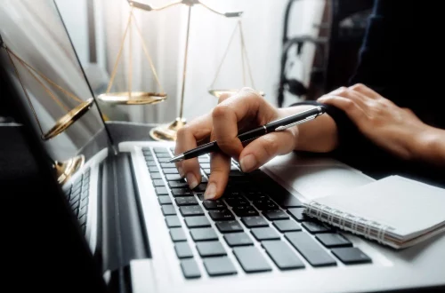 Entenda como funciona o sistema jurídico italiano, sua estrutura, leis e fontes do direito. Guia completo para cidadãos e residentes.