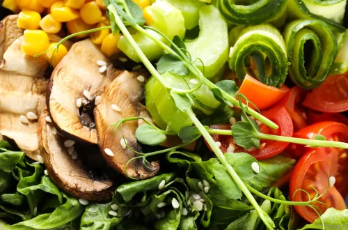 Entenda o que é o slow food, sua origem italiana, valores culturais e como o movimento transformou a relação entre comida, território e identidade.