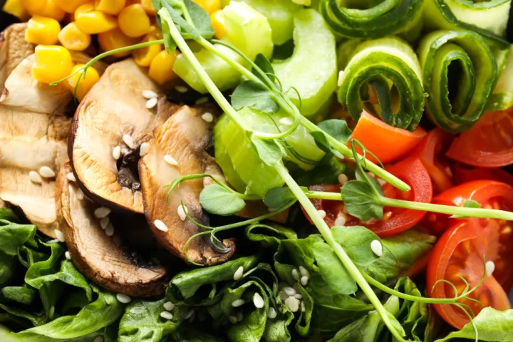 Entenda o que é o slow food, sua origem italiana, valores culturais e como o movimento transformou a relação entre comida, território e identidade.