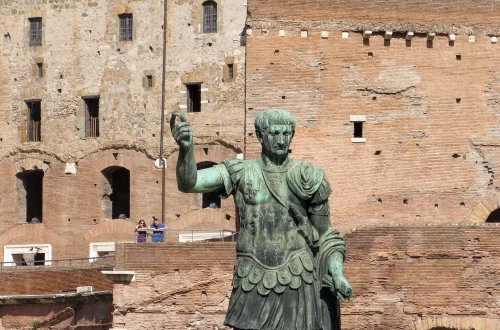 Sobrenomes Italianos mais comuns: Foto de turistas observando a estátua de Júlio César em Roma