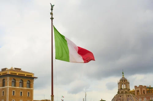 Descubra a origem dos sobrenomes italianos por ofício: de Fabbri a Rossi, como as profissões medievais se tornaram identidade familiar hereditária.