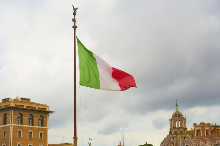 Descubra a origem dos sobrenomes italianos por ofício: de Fabbri a Rossi, como as profissões medievais se tornaram identidade familiar hereditária.
