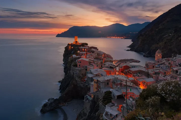 Taxa de emissão de sentença na cidadania italiana via judicial: Foto aérea da cidade de Vernazza na Itália