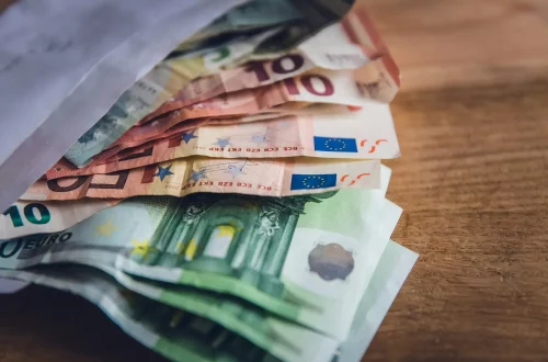 Foto de notas de euro, representando as novas taxas da cidadania italiana