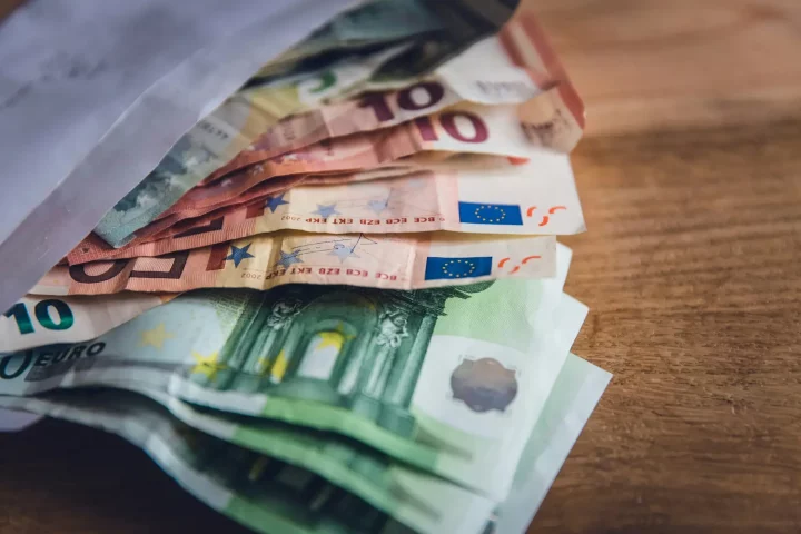 Foto de notas de euro, representando as novas taxas da cidadania italiana