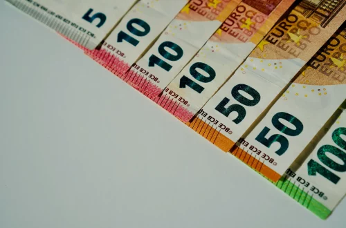 Notas de euro sobre uma mesa, representando o aumento de taxas na cidadania italiana