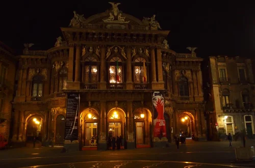 Conheça a história dos teatros italianos — do Renascimento ao barroco, da ópera ao La Scala — e como moldaram a cultura e a identidade da Itália.
