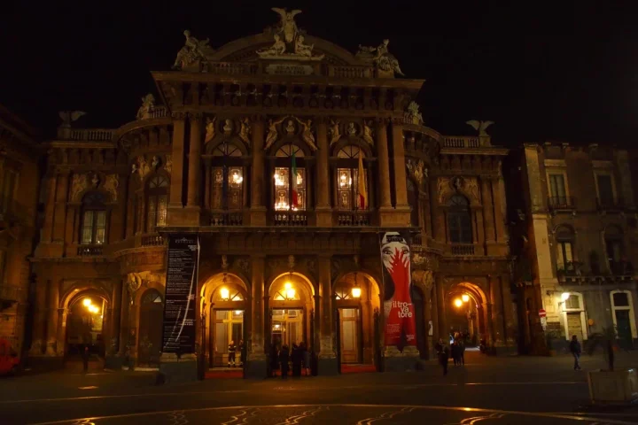 Conheça a história dos teatros italianos — do Renascimento ao barroco, da ópera ao La Scala — e como moldaram a cultura e a identidade da Itália.