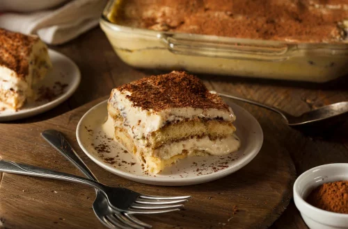 Celebrado em 21 de março, o Dia do Tiramisu homenageia a sobremesa italiana mais famosa do mundo. Conheça sua origem, ingredientes e curiosidades.