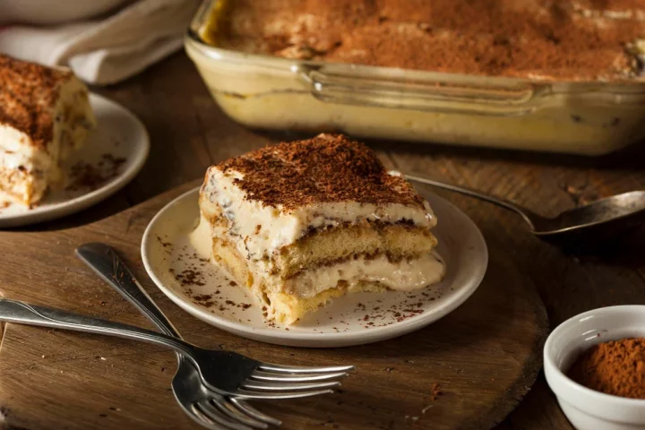 Celebrado em 21 de março, o Dia do Tiramisu homenageia a sobremesa italiana mais famosa do mundo. Conheça sua origem, ingredientes e curiosidades.