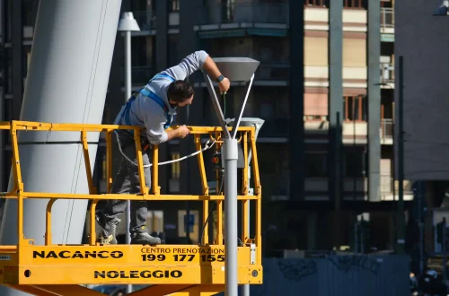 Trabalhar na Itália e direitos dos cidadãos italianos: Foto de um trabalhador de construção civil em Milão