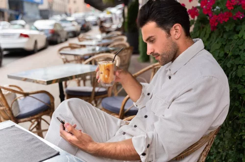 Entenda como funciona o trabalho italiano: jornada, horas extras, descanso obrigatório, férias e direitos garantidos por lei e pelos contratos coletivos.