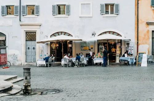 Tradições regionais italianas ligadas à sua ascendência: Foto de famílias almoçando juntas em um restaurante em Roma