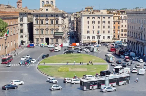 Como funciona o transporte público na Itália: Foto do trânsito em Roma
