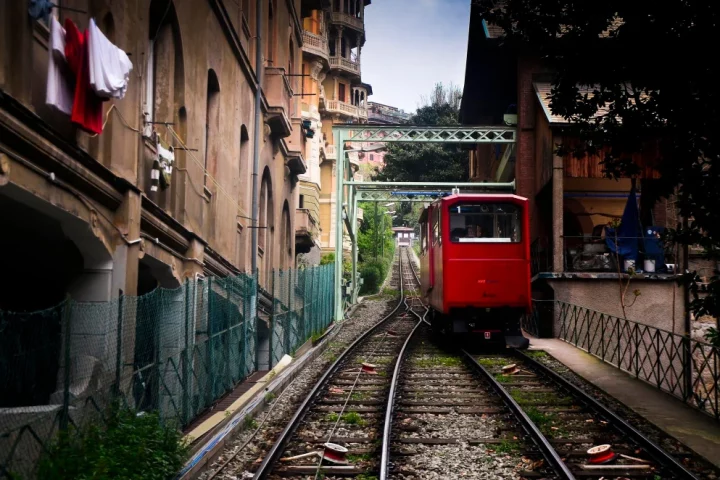 Trenitalia ou Italo, alta velocidade ou rotas panorâmicas? Saiba tudo sobre como viajar de trem pela Itália e chegar até os menores comuni do país.