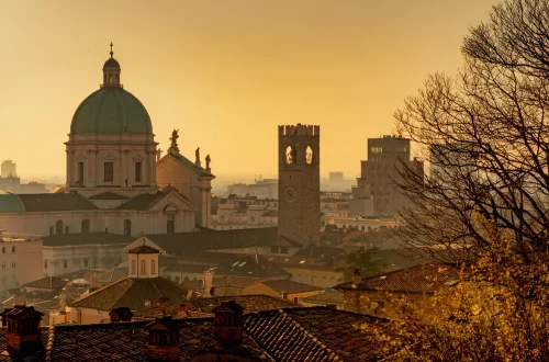 O Tribunal de Brescia reconheceu a cidadania italiana de bisnetos e trinetos em março de 2026, limitando o alcance do Decreto Tajani. Entenda a decisão.