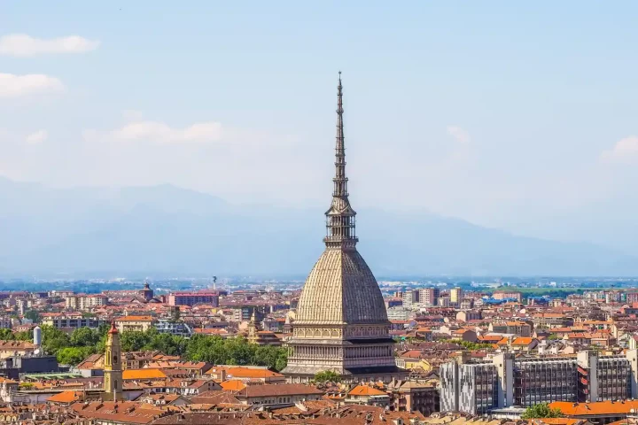 Foto aérea de Turim, com foco na torre de Mole Antonelliana