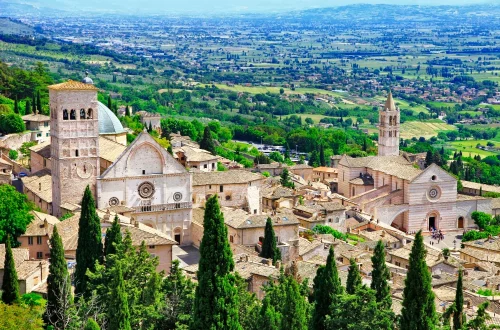 Umbria, o coração verde da Itália, encanta com colinas medievais, trufas negras e espiritualidade. Descubra por que essa região é única.
