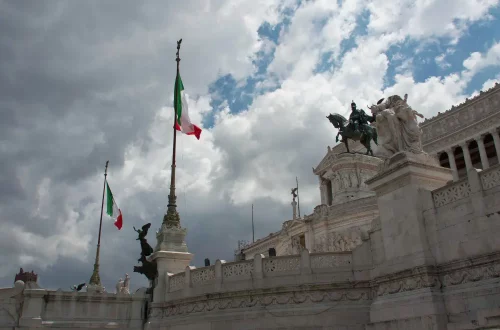 Descubra como Cavour, Garibaldi e Vítor Emanuel II foram fundamentais na unificação da Itália e como esse legado inspira até hoje.