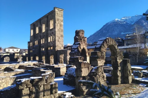 Vale d'Aosta é a menor região da Itália, com castelos medievais e herança francesa. Conheça sua história, cultura e beleza alpina.