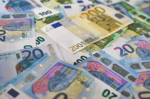 Valores que a cidadania italiana gera para a Itália: Foto de várias notas de euro