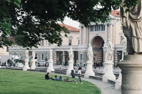 Vantagens de morar na Itália como cidadão europeu: Foto de pessoas descansando em Prato della Valle em Pádua