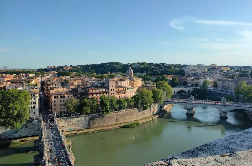 Vantagens e desvantagens da cidadania italiana: Foto aérea do rio Tibre em Roma