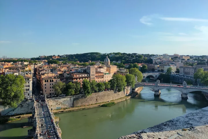 Vantagens e desvantagens da cidadania italiana: Foto aérea do rio Tibre em Roma