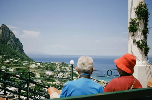 Via administrativa vs. via judicial: Foto de um casal aproveitando sua cidadania italiana na ilha de Capri, em Nápoles