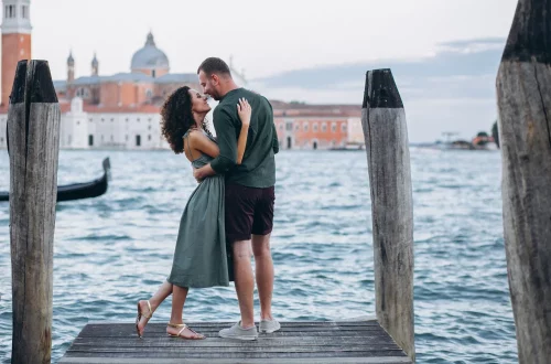 Descubra os melhores destinos para uma viagem romântica na Itália e entenda por que o país é perfeito para casais apaixonados.