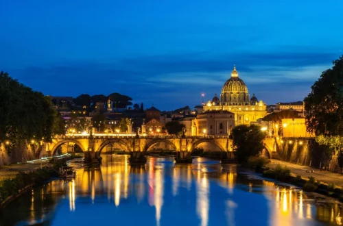 Da sofisticação dos Navigli ao charme rústico de Trastevere, descubra como é a vida noturna na Itália e os bairros mais vibrantes de Milão e Roma.