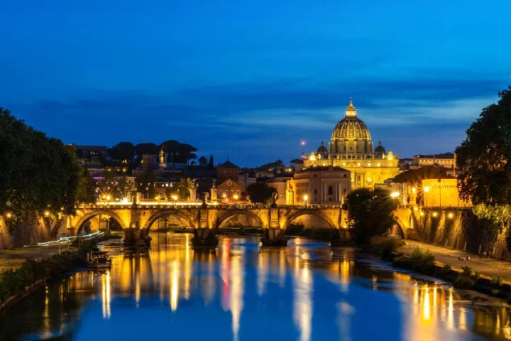 Da sofisticação dos Navigli ao charme rústico de Trastevere, descubra como é a vida noturna na Itália e os bairros mais vibrantes de Milão e Roma.