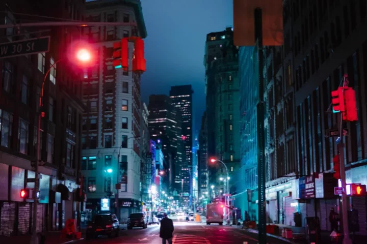 Descubra como funciona a vida noturna na Itália, suas cidades mais vibrantes e experiências culturais que vão além de bares e festas.