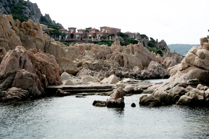 Conheça as vilas costeiras da Itália, suas características culturais, paisagens marcantes e tradições que definem o estilo de vida mediterrâneo.