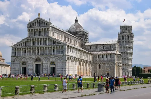 Por que visitar Pisa na Itália: Foto de turistas visitando a Catedral de Pisa