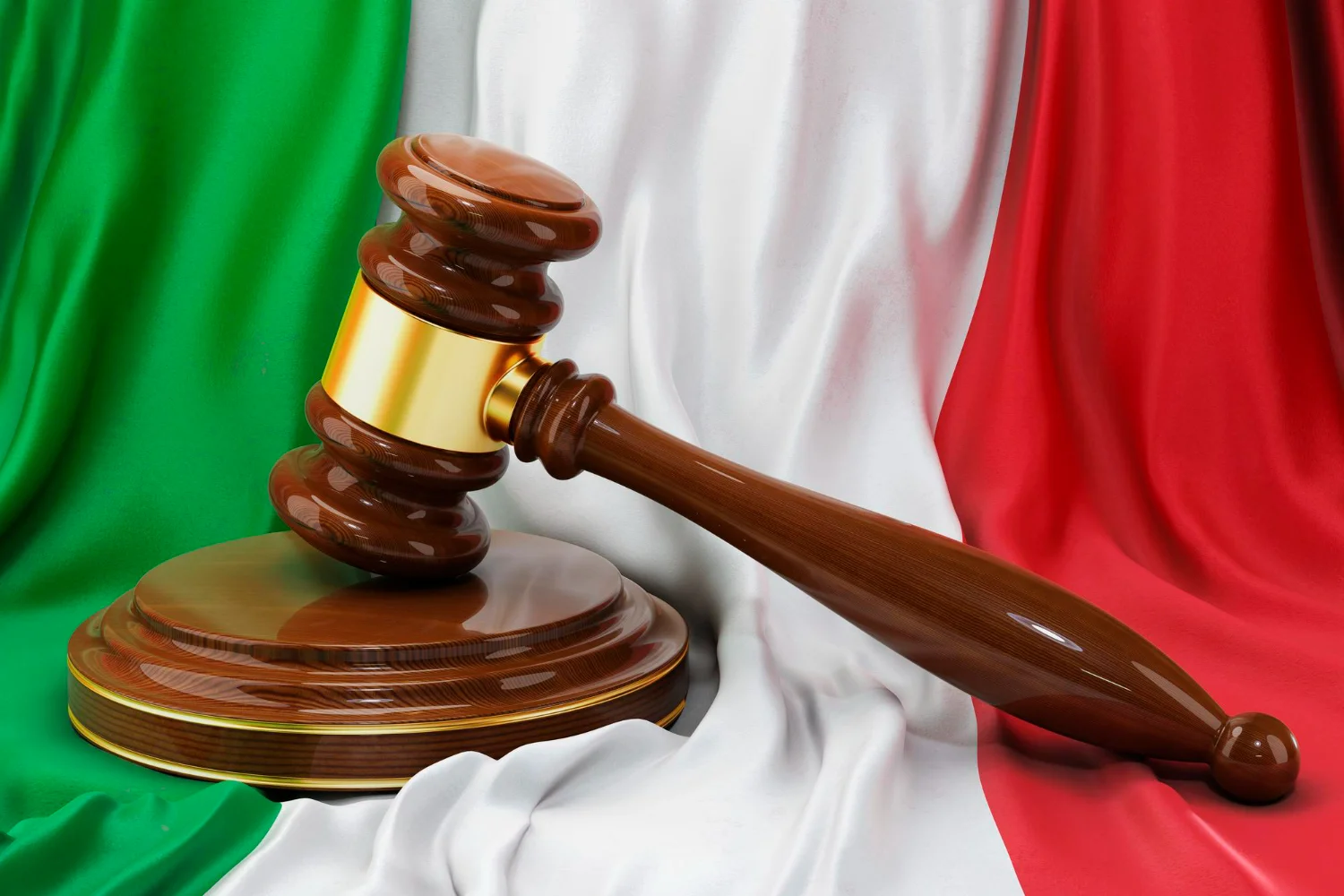 Imagem de bandeira da Itália com martelo que representa cidadania italiana via judicial